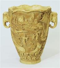 Vase mit Elefantenkopf-Handhaben. 