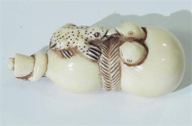 Elfenbein-Netsuke "Salamander füttert seine Jungen". 