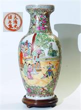 China-Vase, im Stil Famille-Rose.