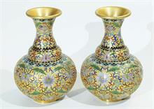 Paar Cloisonne-Vasen. 