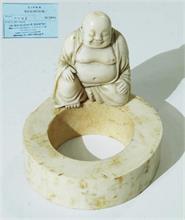 Lachender Buddha auf Glücksbrunnen. 
