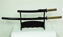 Schwertständer mit zwei japanischen Schwertern.