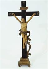 Christusfigur am Kreuz.
