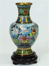 Cloisonné-Vase auf Rosenholzsockel.