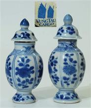 Paar China Miniatur Deckelvasen,  Stücke des Vung Tau Cargo, um 1690.