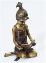 Kinderfigur "Lesendes Mädchen".