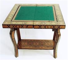 Orientalischer Spieltisch.