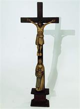 Holzkreuz mit Korpus Christi.