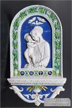 Majolika-Wandrelief "Madonna mit Kind", auch als Madonna des Architekten bekannt.