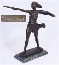 Stehende Kämpferin "Amazone" mit Schild und Stichwaffe.