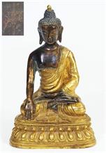 Medittierender Buddha im  Mönchsgewand.