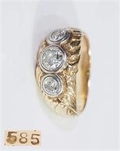 Dekorativer Ring mit drei gefaßten Diamanten, 585er Gelbgold.