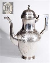 Kaffeekanne mit Röhrenausguß. DENMARK Drei Türme-Marke, mit Jahreszahl 12 für 1912