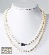 Perlenkette,  Weißgold-Schließe mit Amethyst-Cabochon.