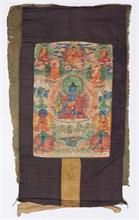 Thangka mit verschiedenen Budda-Darstellungen und Vorhang.