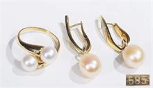 Ring und Paar Ohrstecker mit weißer Perle.