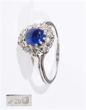 Ring mit Brillanten und blauem Saphir-Cabochon.