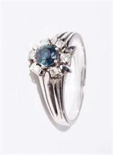 Damenring mit  6 kleinen Diamanten, mittig blauer Saphir.