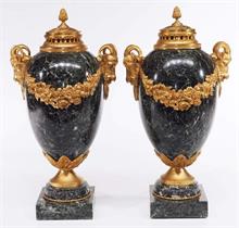 Paar  Deckelurnen, ovoide Form im Louis-XVI-Stil.