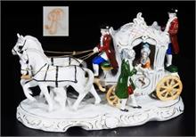 Porzellankutsche mit zwei Pferden im Rokokostil.