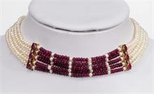 Collier mit weißen Süsswasser-Perlen,  Rubinen und  vier kleinen Diamanten.