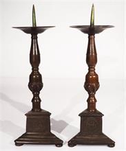 Paar Kerzenleuchter mit langem Dorn.