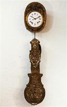 Comtoise-Uhr  mit Prunkpendel im floralen Stil.