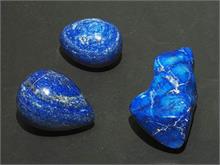Drei Lapis-Lazuli Handschmeichler.