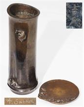 Jugendstilvase auf Teller. Frankreich um 1910, Bronze.   Vasenwandung mit Schnecke, Unterteller mit Weinblattdekor,  bez