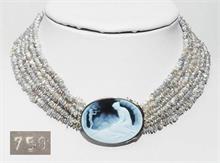 Collier mit Biwa-Perlen, mittig figürliche Onyx-Kamee
