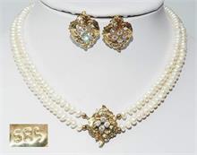 Perlenkette mit Schmuckschließe und passenden Ohrsteckern als Clip. 585er Gelbgold.