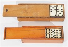 Zwei Dominospiele in  Holzschatullen.