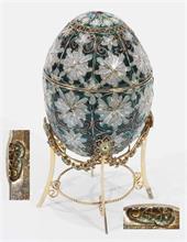 Emailliertes russisches Ei auf Silber vergoldetem Untersatz, um 1890/1900