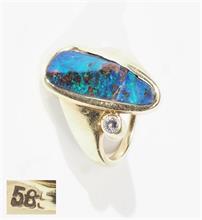 Ring mit Boulder-Opal und kleinem Brillant