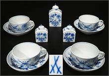Teetassen, Untertassen. Zwei Teedosen. Dekor kobaltblaue Unterglasurbemalung "Zwiebelmuster-Dekor". Insgesamt 11 Teile.