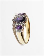 Ring mit violetten und farblosen Steinen.