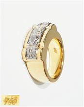 Massiver Ring mit Brillant und  Diamanten.