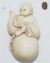 Netsuke,   kleine Schnitzfigur,  Japan. "Kind mit Kürbisflasche".