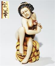 Netsuke, kleine Schnitzfigur, Japan.  Erotika, sitzender Akt mit Rose.