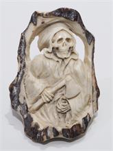 Netsuke,   Schnitzfigur "Tod mit Axt",  im Relief gearbeitet aus Hirschhorn