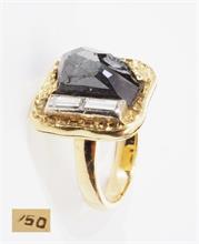Ring mit schwarzen Diamanten und Diamantbaquetten.