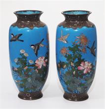 Paar Cloisonne-Emaillle-Vasen mit Phantasienvögeln.