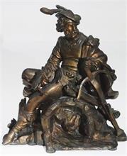 Sitzende Statue des Wilhelm Tell mit seinen Attributen.