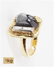 Ring mit schwarzen Diamanten und zwei Diamantbaguetten.