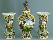 Fayence-Vasenpaar mit Deckelvase.  18. Jh.  ungemarkt. 