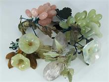 6 Teile: Tischschmuck aus Jade Blüten und  -Trauben. 