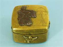 Japanische Bronzedose mit plastischer  Ghescha-Abbildung.  um 1900. 