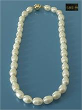 Weiße Perlenkette