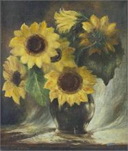 Sonnenblumenstrauss  in Vase  um 1930. 