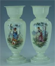 Milchglas-Vasenpaar. Um 1890. 